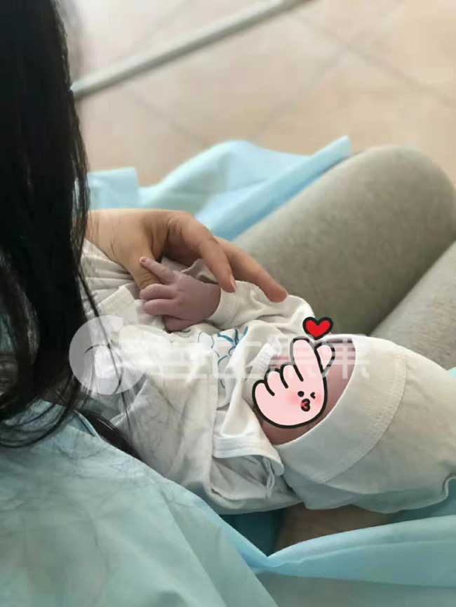 乌克兰顺利生下男孩 在宝妈怀里睡得挺香的