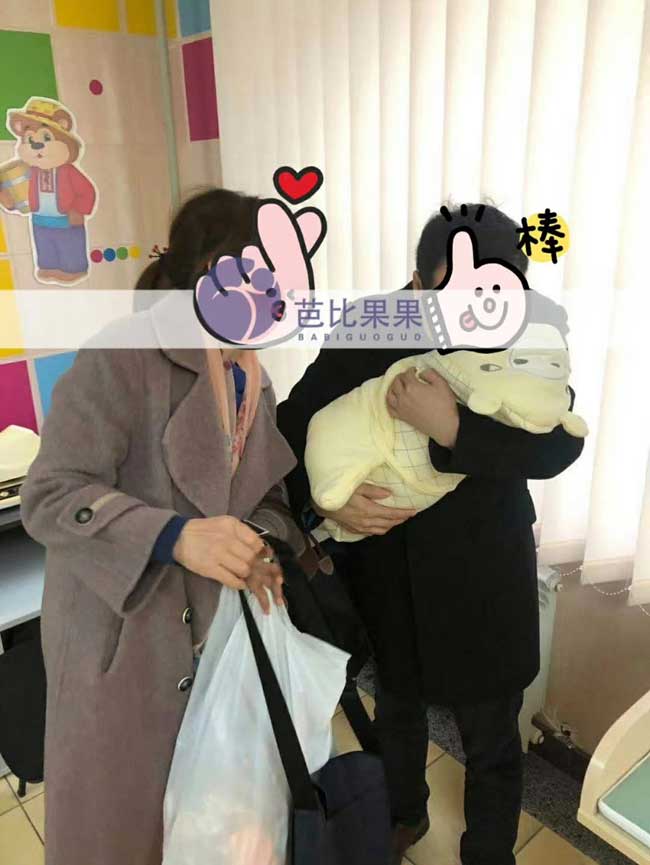 L女士夫妻到乌克兰接宝宝激动地搂着孩子又是哄又是亲