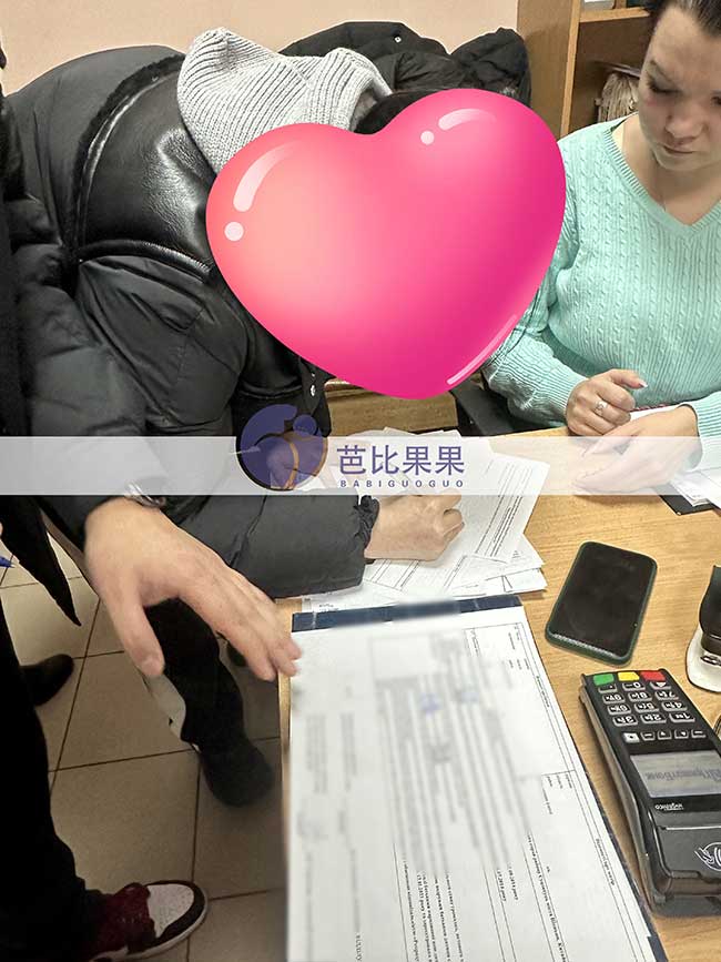 S女士夫妻在乌克兰基辅登记处办理好试管宝宝的出生证