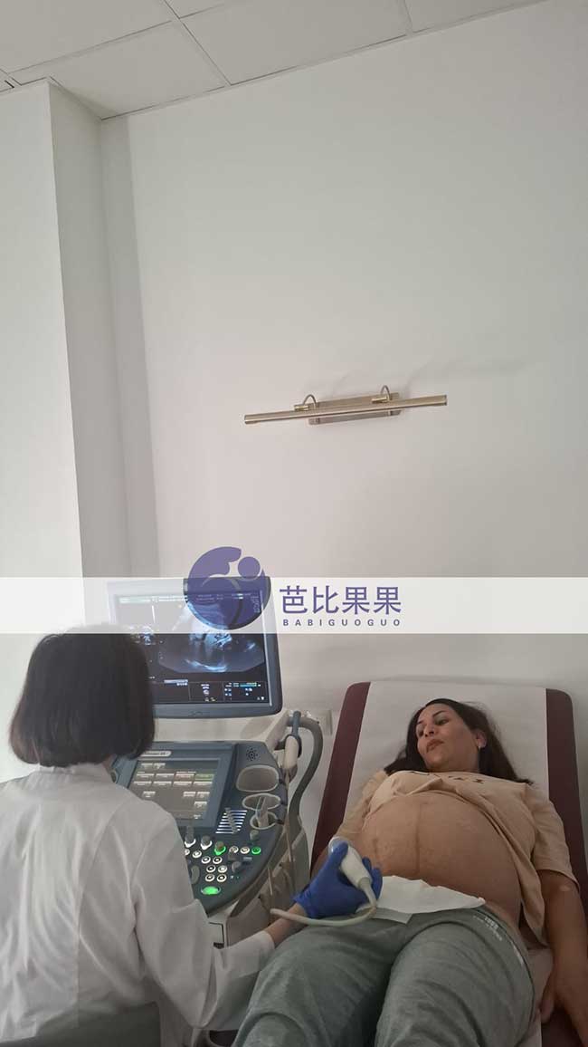 比怀自己的宝宝更加用心的试管妈妈在格鲁吉亚医院做B超