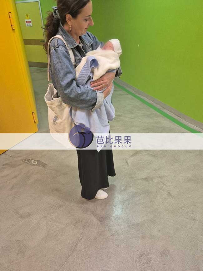 郑夫妇的格鲁吉亚试管宝宝在专业保姆帮忙下接出院到公寓照顾