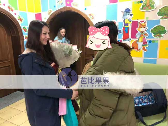 X女士夫妻俩来乌克兰医院接宝贝和医生、爱心妈妈合影