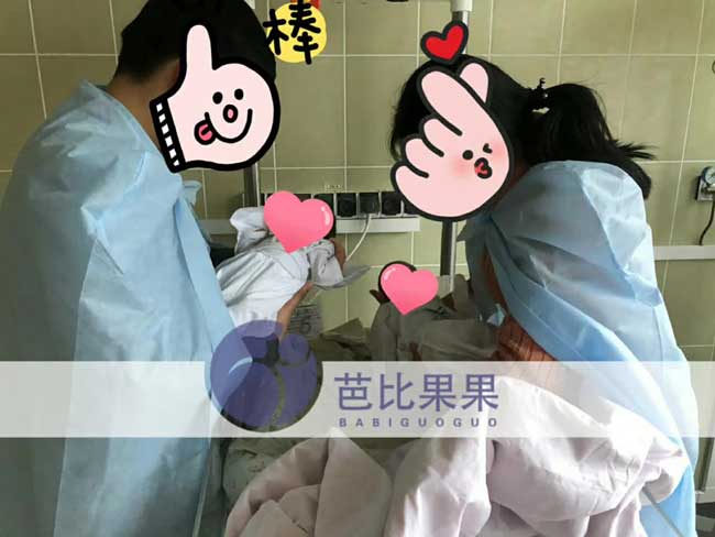 芭比果果乌克兰双胞胎出生