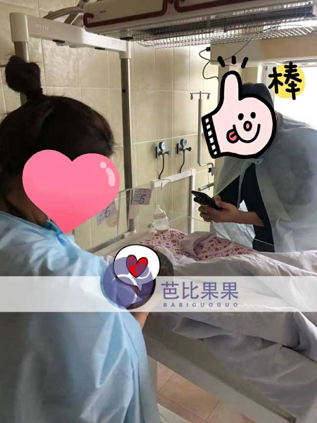 X女士夫妻俩到乌克兰妇产医院见到遗传了爸妈高颜值的宝宝