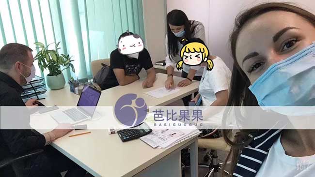 马丽塔为Z女士夫妻俩解疑答惑，并签订了试管生子合同