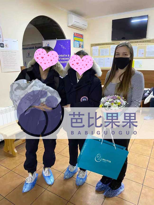 乌克兰试管宝宝出院和代妈合影