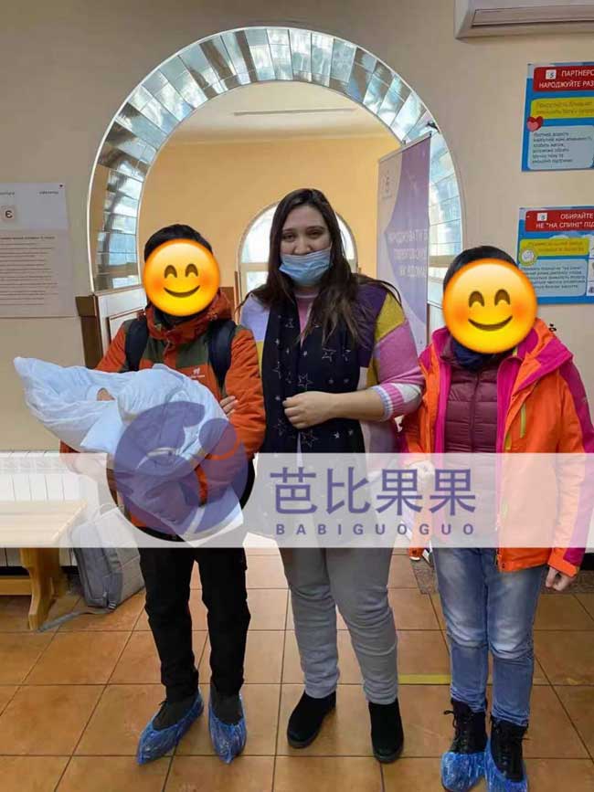 y先生夫妇在乌克兰妇产医院接他们的试管宝宝回公寓