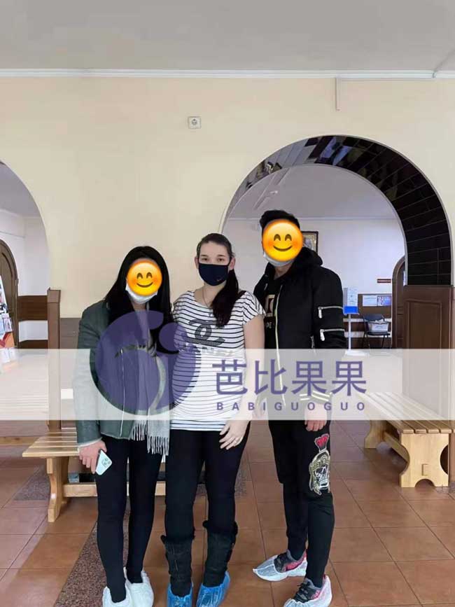 L先生给为她们生下龙凤胎的乌克兰试管送大礼包表示感谢