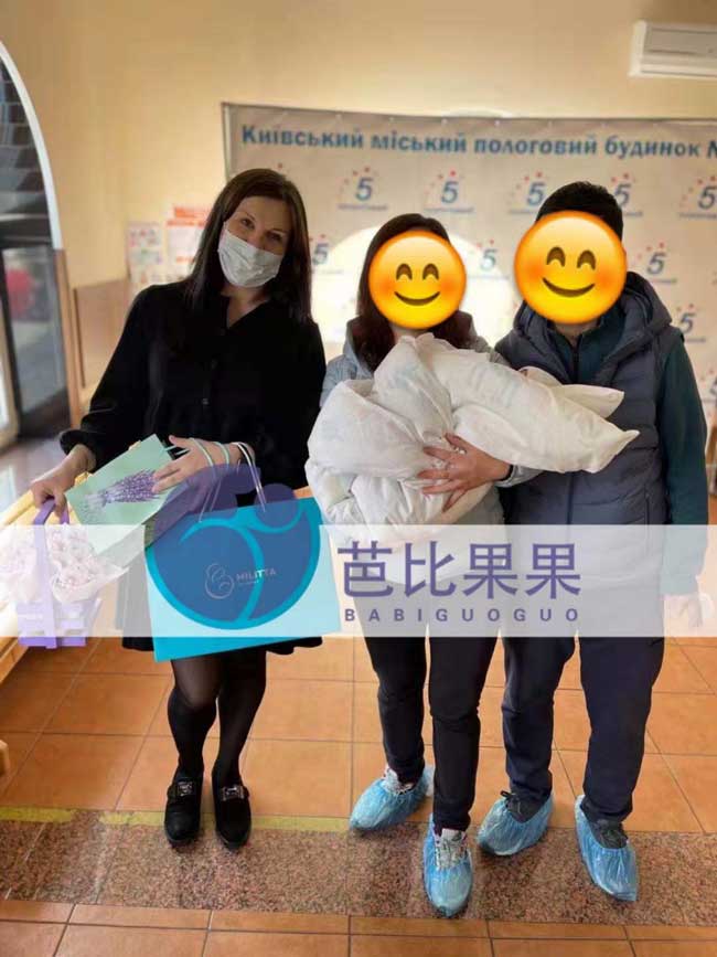 L女士夫妇到妇产医院接娃出院，都很感谢乌克兰试管的付出