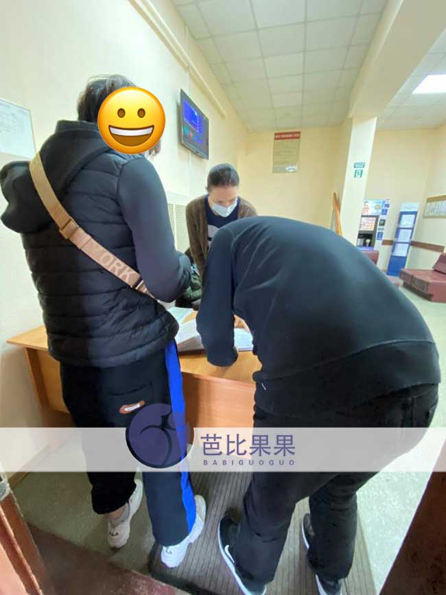 C夫妇在乌克兰出生证登记处签字,很快可以带试管宝宝的回国了