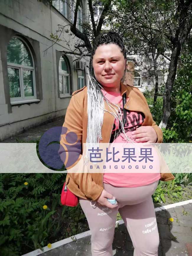 w女士的乌克兰试管到妇产医院检查身体，预产期临近