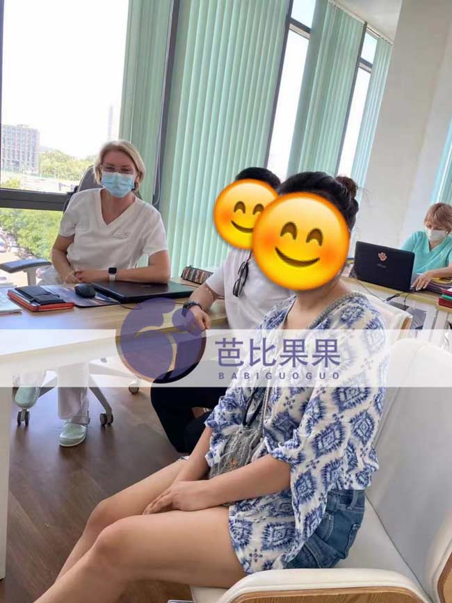 Z女士夫妇在丽塔医院签合约、见医生、抽血检查、取精