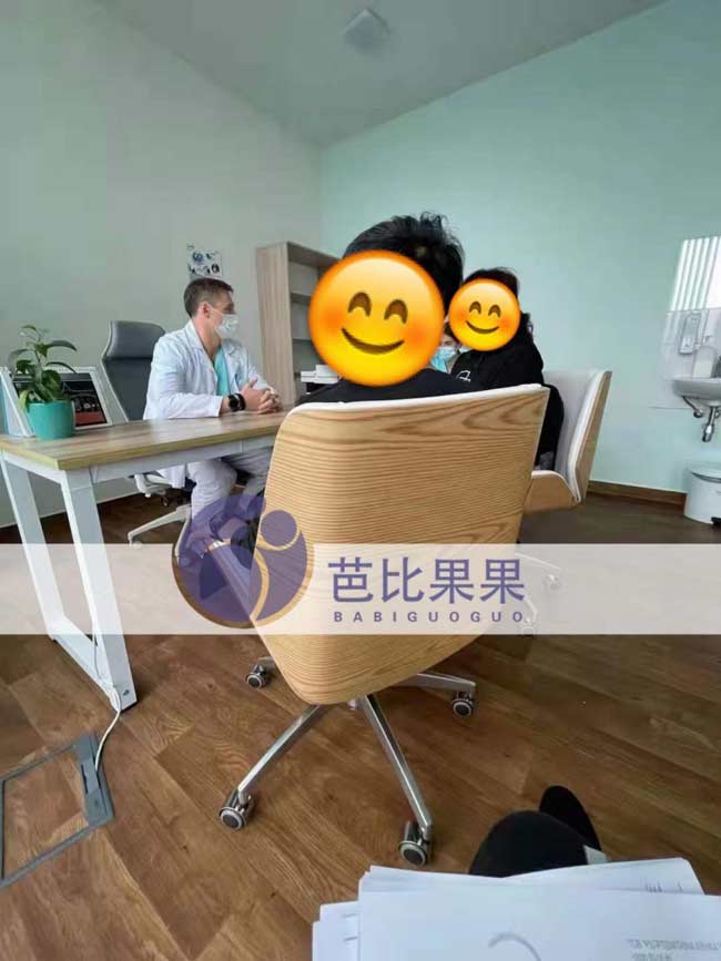 2对夫妇在玛丽塔签署试管合同，并在丽塔医院做体检