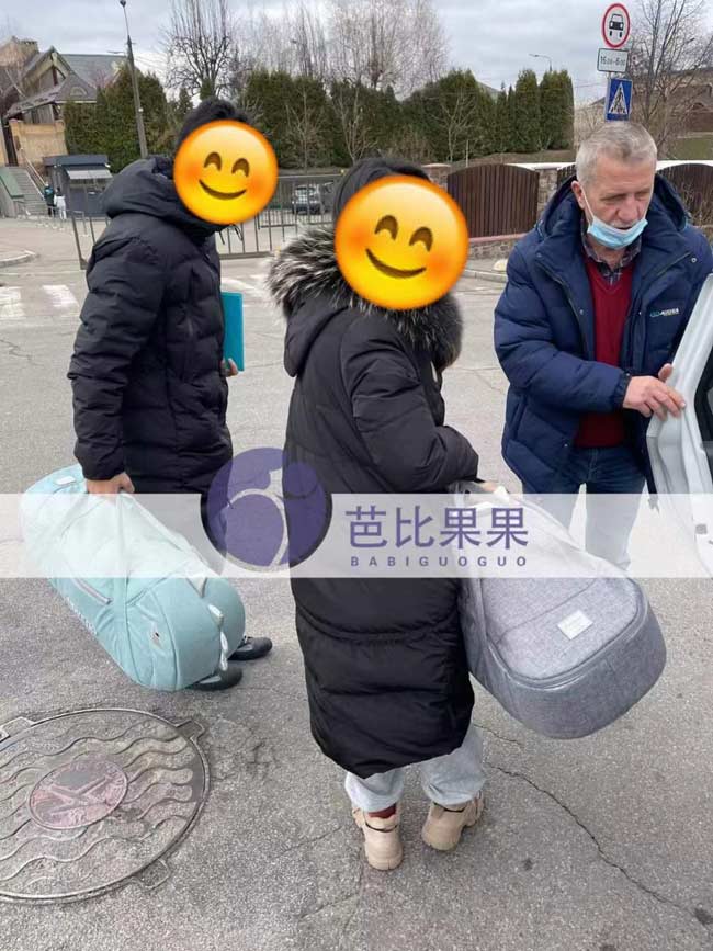 Q先生夫妻带着双胞胎到大使馆办理试管宝宝旅行证