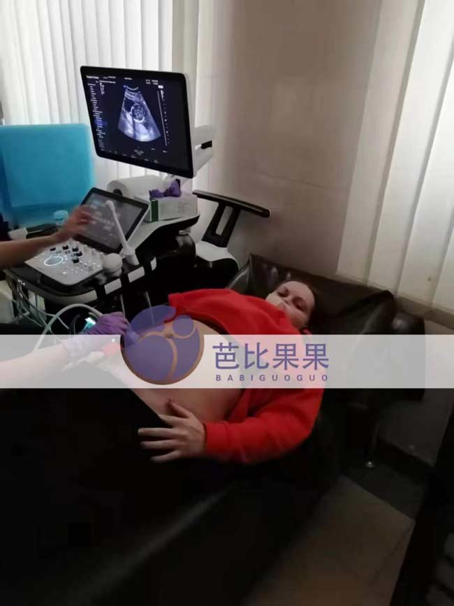 L夫妻家的乌克兰已经怀孕20周到医院做B超