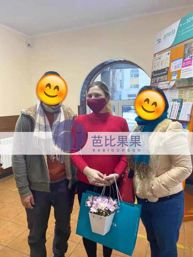 L夫妇及时到乌克兰接试管宝宝出院合照留念