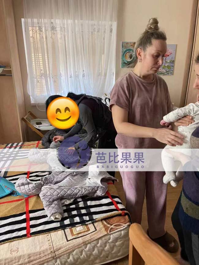 澳洲夫妇带双胞胎试管女儿回国,保姆阿姨特别不舍