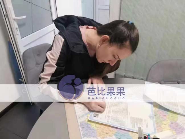 两位乌克兰试管妈妈生双胎后立马签署放弃抚养权协议