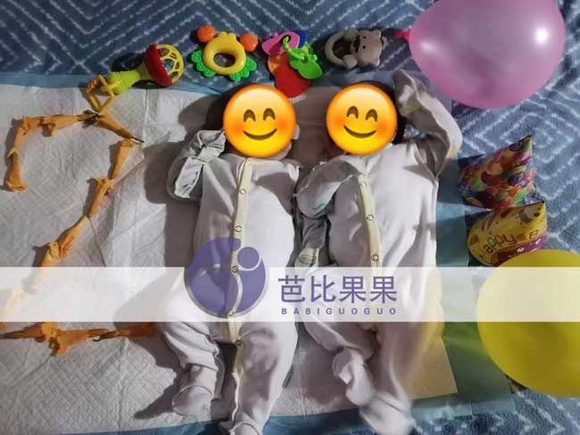 s女士夫妇的乌克兰试管双胞胎宝宝满俩个月