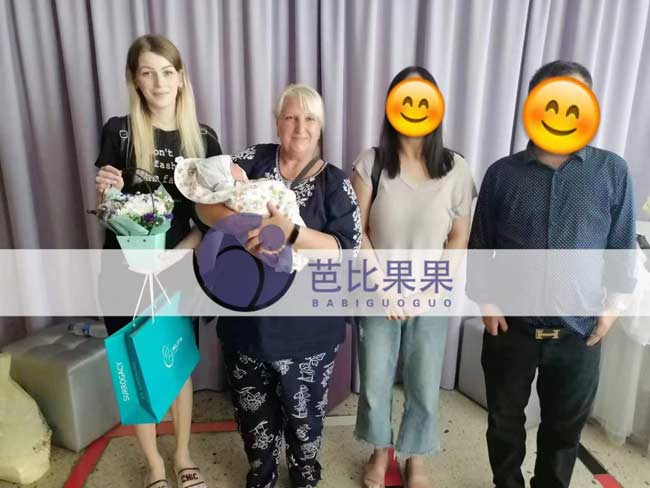 H女士夫妇把试管宝宝从妇产医院接回去公寓