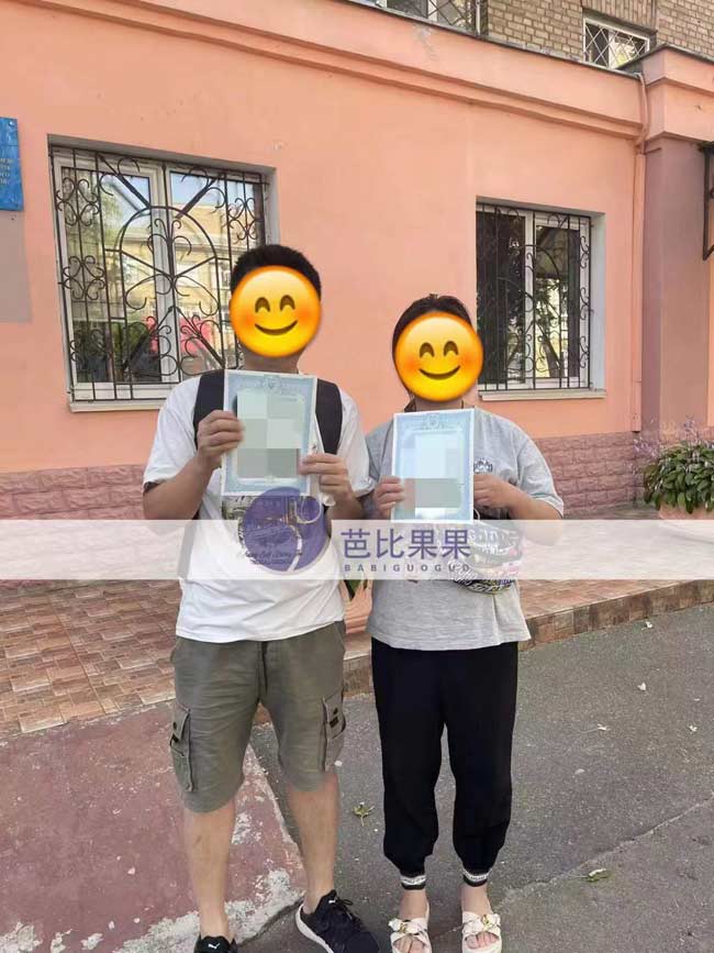 乌克兰试管双胞胎宝宝出院的第八天就办好了出生证