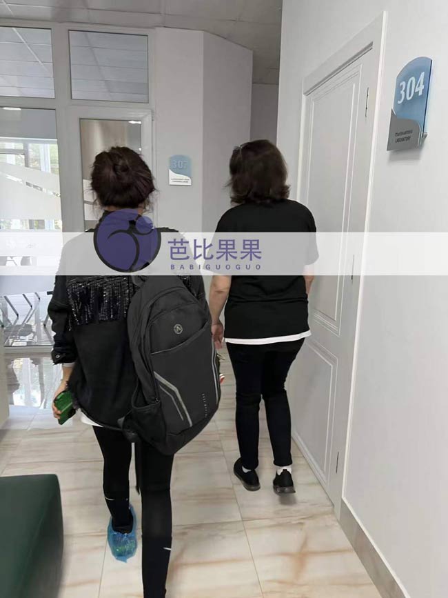 G女士在翻译的陪同下到格鲁吉亚Silk试管医院体检