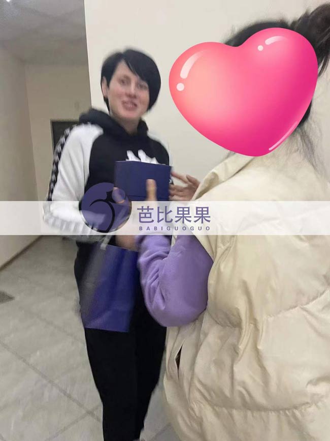 Z女士带礼物感谢九个月怀胎后的乌克兰试管妈妈