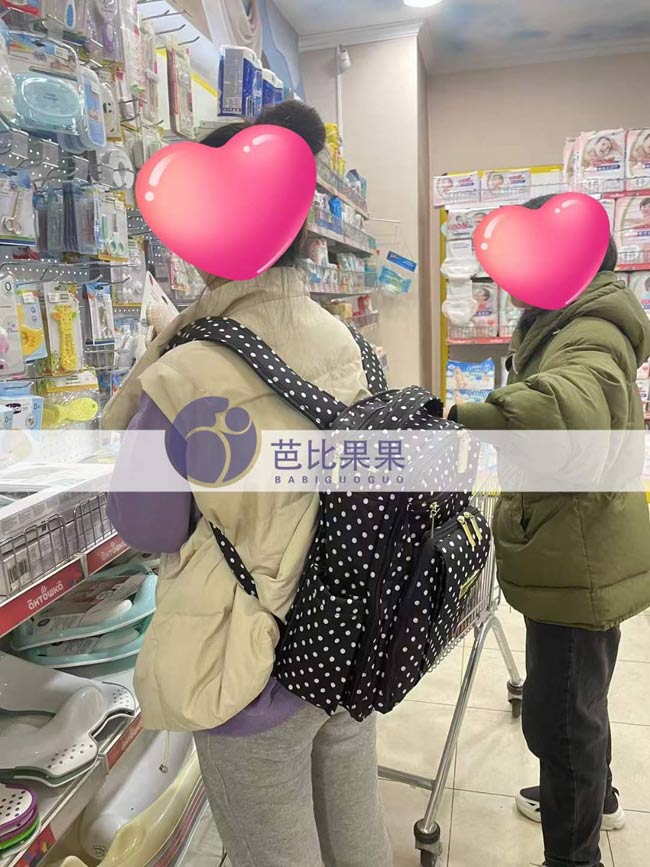 两位妈妈一起来基辅接试管宝宝和购买宝宝用品