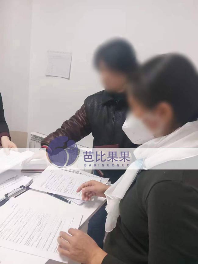 C女士夫妻在格鲁吉亚Silk医院签署自卵试管文件