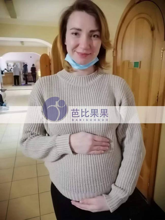 两对夫妻的乌克兰试管妈妈到医院做孕检都顺利通关