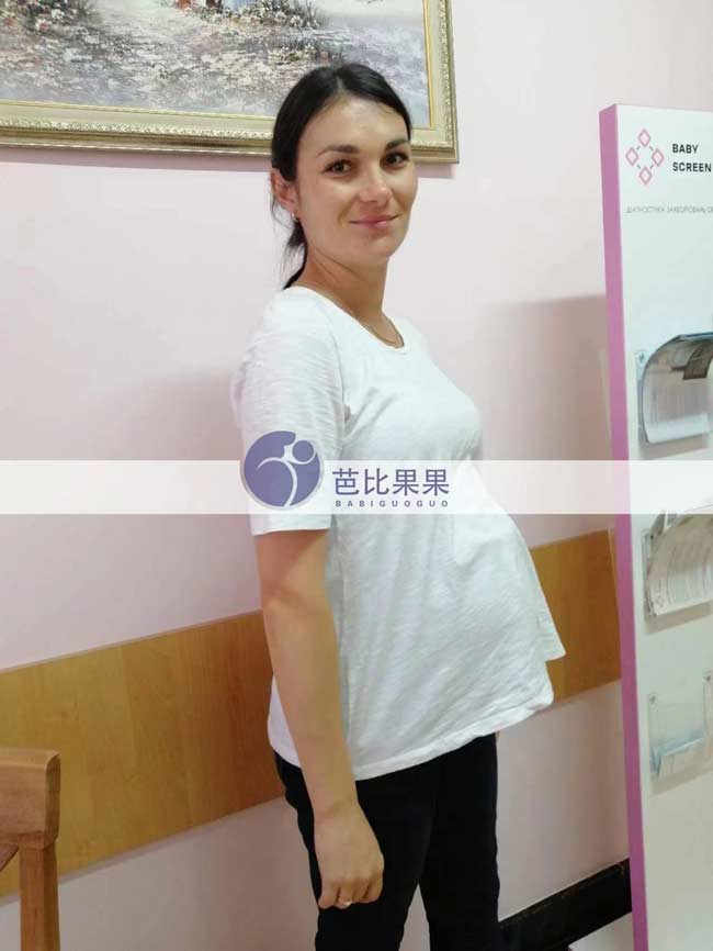 Z女士家的乌克兰试管妈妈来医院验血做常规孕检