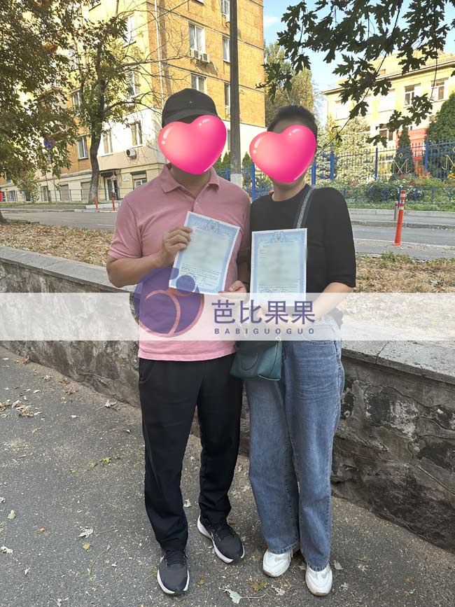 C女士夫妻到登记处办乌克兰试管双胞胎宝宝的出生证