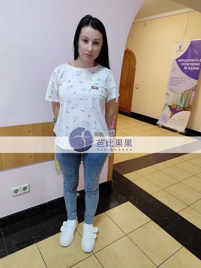 L女士匹配的乌克兰的试管妈妈来做B超检查