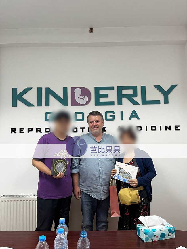 S夫妻周末到达格鲁吉亚并跟康得利Kinderly生殖机构签约