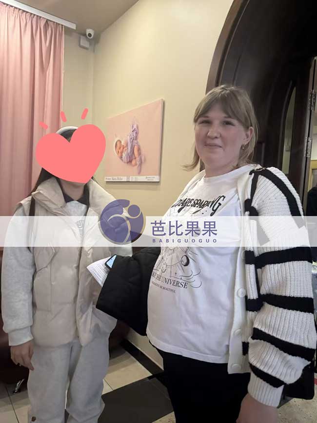 到乌克兰助孕的Z女士夫妻来基辅的妇产医院接试管宝贝出院