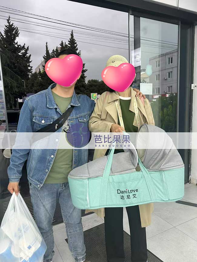到格鲁吉亚试管生娃的彭先生夫妻来妇产医院接宝宝出院