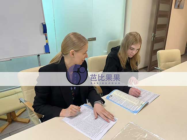 龙先生到乌克兰生娃匹配的试管妈妈来马丽塔生殖中心签订合同