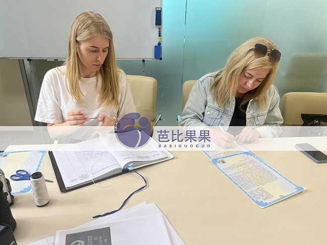 韩女士到乌克兰匹配的试管妈妈在办公室签定放弃抚养协议