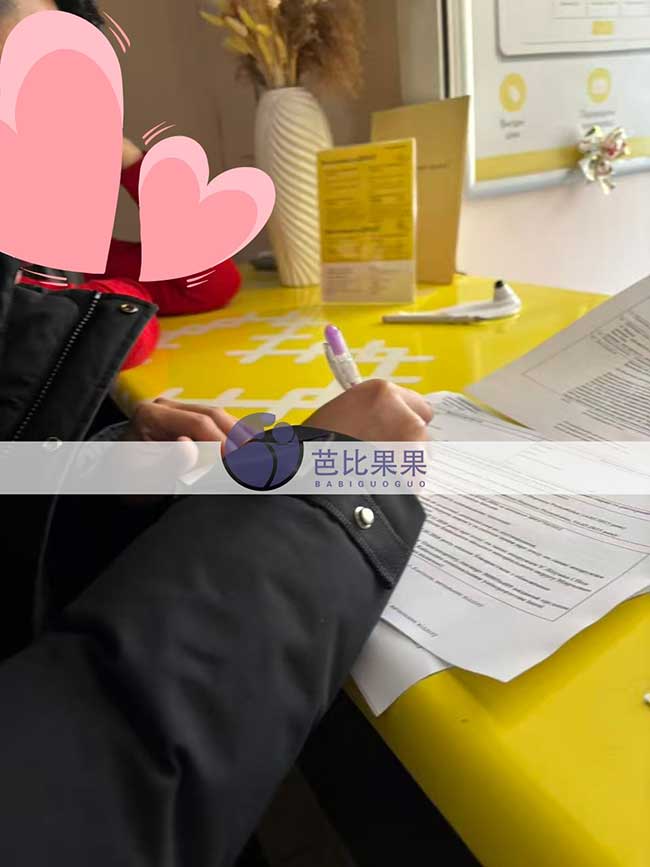 彭先生夫妻抵达基辅登记处为双胞胎试管宝宝办理出生证