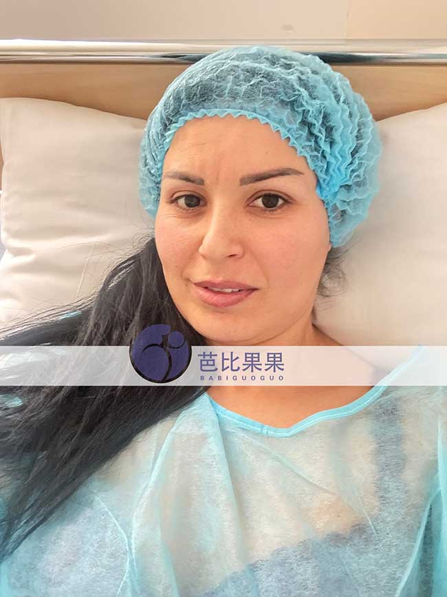 不同省份的三个家庭到格鲁吉亚匹配的试管妈妈在医院移植冻胚